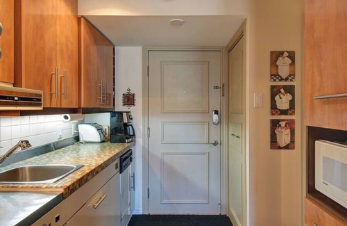 Mont-Tremblant Village Condominio | Charming Tremblant 1 Bedroom -Pool + Hot Tub