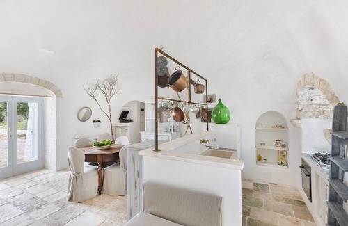 Selva di Fasano Villa | Trullo encantador con piscina privada y piscina SPA para relajación de lujo