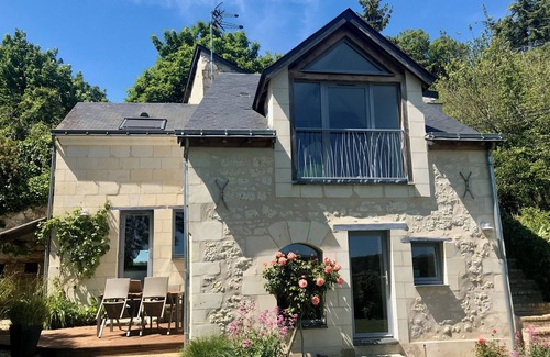 Gennes-Val-de-Loire Casa | Charming tufa house with garden and views over the village