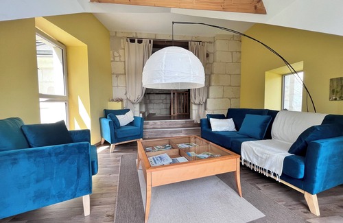 Gennes-Val-de-Loire Casa | Charming tufa house with garden and views over the village