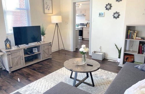 St. Louis Casa | Charming Tudor Home Close to Heart of STL - Long -Term Welcome