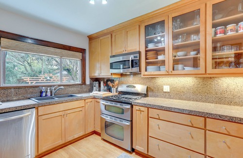Greenwood Apartamento | Charming Tudor-Style Rental Near Green Lake!