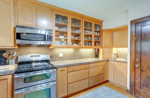 Greenwood Apartamento | Charming Tudor-Style Rental Near Green Lake!