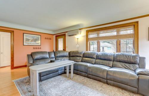 Greenwood Apartamento | Charming Tudor-Style Rental Near Green Lake!