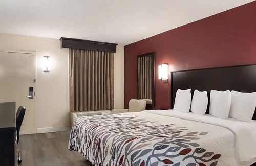 Tupelo Hotel | Charming Tupelo Retreat! Pool, Free Parking, Near Elvis Presley Birthplace