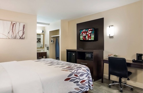 Tupelo Hotel | Charming Tupelo Retreat! Pool, Free Parking, Near Elvis Presley Birthplace