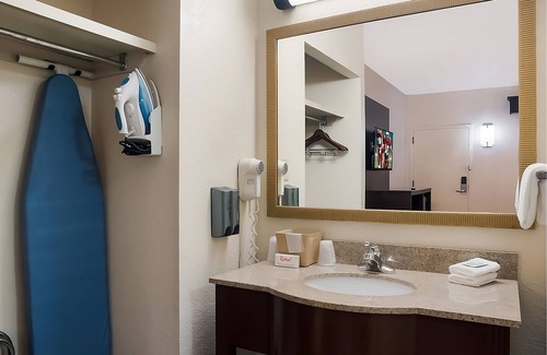 Tupelo Hotel | Charming Tupelo Retreat! Pool, Free Parking, Near Elvis Presley Birthplace
