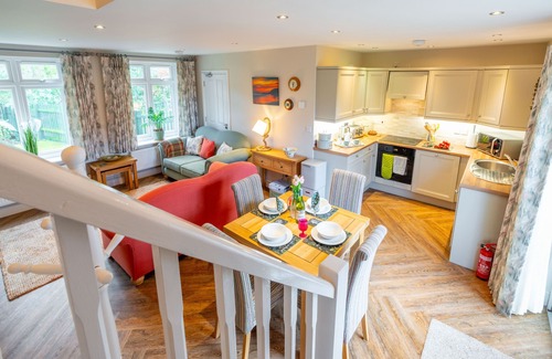 West Runton Cabaña | Charming Two Bedroom Cottage Annexe. Completely private with enclosed garden, parking and close to b