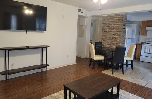 Milan Apartamento | Charming two-bedroom apartment in Historic Uptown New Orleans w/Wi-Fi, AC, Hulu
