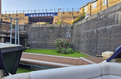 Tower Hamlets Alquiler De Eote | Charming Two-bedroom Moored Boat in Canary Wharf area