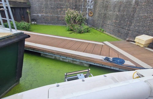 Tower Hamlets Alquiler De Eote | Charming Two-bedroom Moored Boat in Canary Wharf area