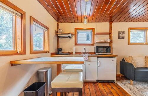 Broadway Casa | Charming two-level retreat in Capitol Hill - Foxglove Inn