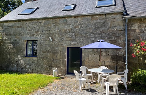 Ploerdut Casa | Charming typical house in a green setting Heated indoor swimming pool