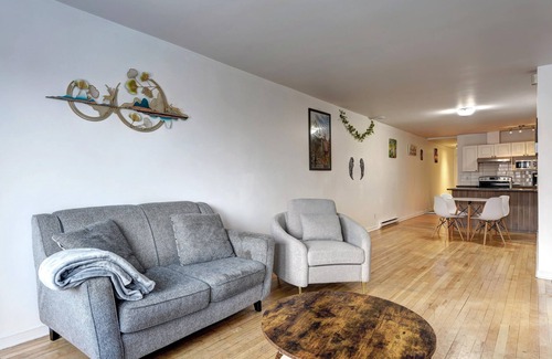 Francois-Perrault Apartamento | Charming unit with Balcony - Near Highway 40