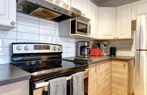 Francois-Perrault Apartamento | Charming unit with Balcony - Near Highway 40