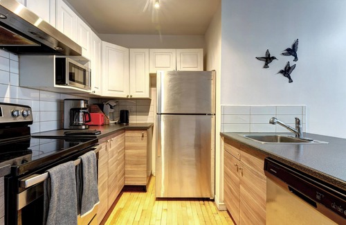 Francois-Perrault Apartamento | Charming unit with Balcony - Near Highway 40