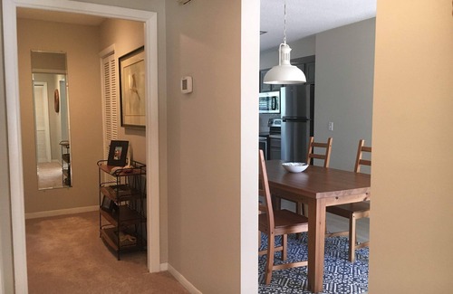 Fernandina Beach Condominio | Encantador condominio actualizado de estadía prolongada a 2 cuadras de la playa con piscina común / tenis