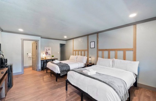 Lakeside Park Hotel | Charming, Updated Double Queen on Stateline - Blue Jay Lodge