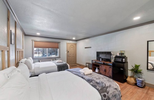 Lakeside Park Hotel | Charming, Updated Double Queen on Stateline - Blue Jay Lodge