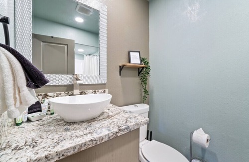 Lakeside Park Hotel | Charming, Updated Double Queen on Stateline - Blue Jay Lodge