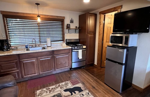 Estes Park Cabina | Encantador estudio rústico actualizado. Excelente ubicación cerca de la ciudad y RMNP! WIFI