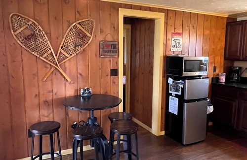 Estes Park Cabina | Casa Colibrí. Encantadora cabaña rústica actualizada. Cerca de la ciudad y RMNP! WIFI