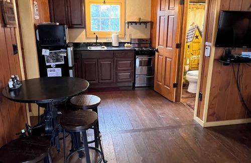 Estes Park Cabina | Casa Colibrí. Encantadora cabaña rústica actualizada. Cerca de la ciudad y RMNP! WIFI
