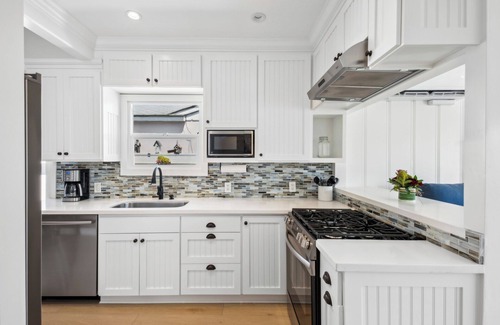 Balboa Island Cabaña | Charming Updated Canal Front 3 Bedroom Cottage