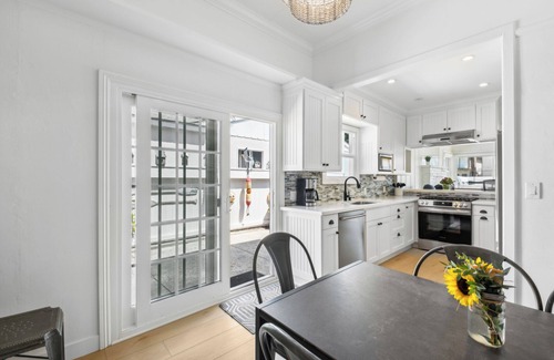 Balboa Island Cabaña | Charming Updated Canal Front 3 Bedroom Cottage
