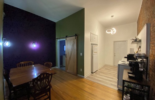 Martin Apartamento | Charming upper apartment in downtown Elmore with WiFi, AC, & Work space