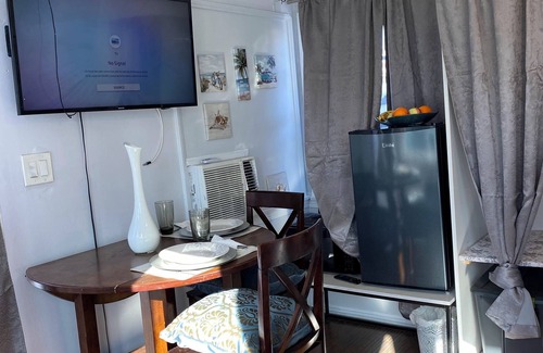 Los Angeles Cabaña | Charming Urban Cottage in LA’s Newest Hotspot-close to LAX, SOFI, WiFi, AC……