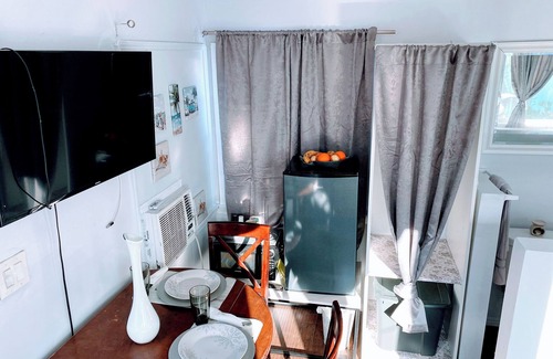 Los Angeles Cabaña | Charming Urban Cottage in LA’s Newest Hotspot-close to LAX, SOFI, WiFi, AC……
