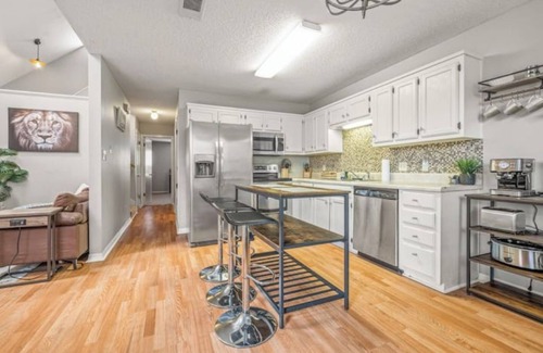 Myrtle Grove Casa | Charming urban family home near beaches & downtown