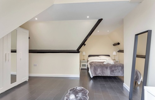 High Barnet Apartamento | Charming Urban 2-Bedroom Retreat