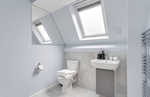 High Barnet Apartamento | Charming Urban 2-Bedroom Retreat