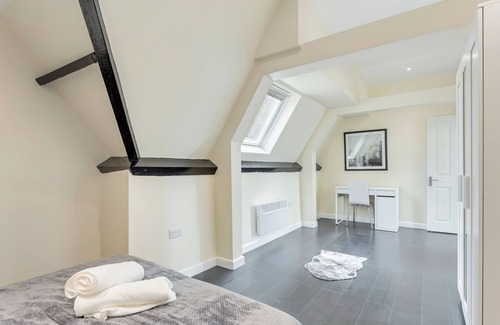 High Barnet Apartamento | Charming Urban 2-Bedroom Retreat