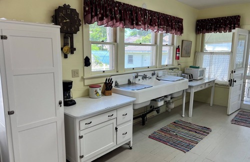 Lakeside Casa | Charming Victorian Lake House Steps From Lake, Sleeps 16, Perfect for Gatherings