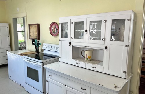 Lakeside Casa | Charming Victorian Lake House Steps From Lake, Sleeps 16, Perfect for Gatherings