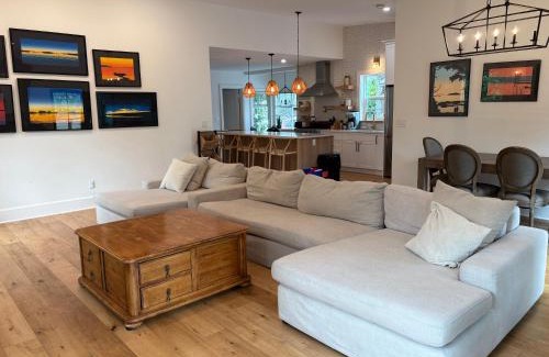Saanich East Villa | Charming Victoria Character Home-Pet Friendly