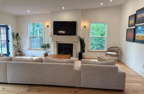 Saanich East Villa | Charming Victoria Character Home-Pet Friendly