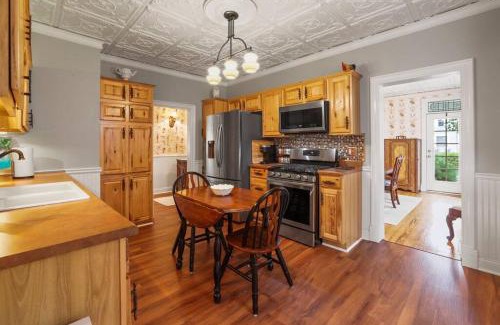 Lancaster Casa | Charming Victorian Home - 2 minutes to downtown
