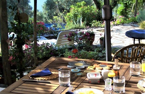Katsarou Villa | Encantadora villa en la tranquila Skiathos, ideal para 6-8; piscina, jardín, impresionantes vistas