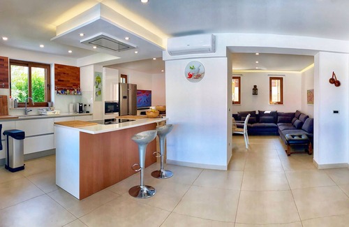 Razanj Villa | Encantadora villa, ubicación tranquila, impresionantes vistas y piscina infinita es todo lo que necesitas