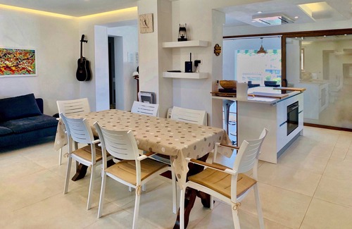 Razanj Villa | Encantadora villa, ubicación tranquila, impresionantes vistas y piscina infinita es todo lo que necesitas