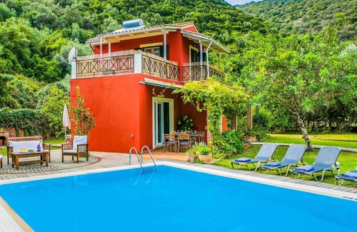 Mikros Gialos Villa | A 5 minutos a pie de playa, restaurantes y tienda. Hermosos jardines, espaciosa villa con 2 habitaciones con baño, una piscina, Wi-Fi, A / C, toallas de piscina, secador de pelo y altavoz bluetooth.
