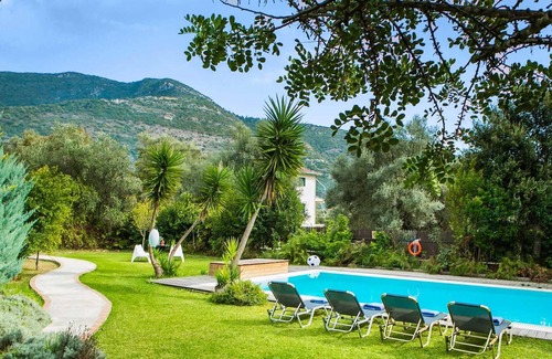 Mikros Gialos Villa | A 5 minutos a pie de playa, restaurantes y tienda. Hermosos jardines, espaciosa villa con 2 habitaciones con baño, una piscina, Wi-Fi, A / C, toallas de piscina, secador de pelo y altavoz bluetooth.
