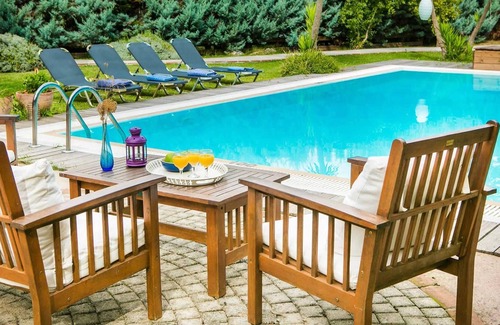 Mikros Gialos Villa | A 5 minutos a pie de playa, restaurantes y tienda. Hermosos jardines, espaciosa villa con 2 habitaciones con baño, una piscina, Wi-Fi, A / C, toallas de piscina, secador de pelo y altavoz bluetooth.