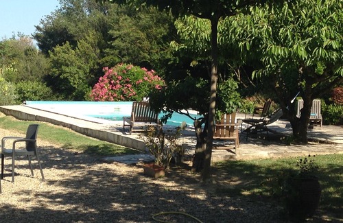 Jonquerettes Villa | Casa con gran jardín y piscina en el corazón del campo provenzal.