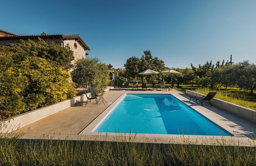 Kastel Casa | Encantadora villa con piscina y entretenimiento al aire libre para hasta 6 huéspedes