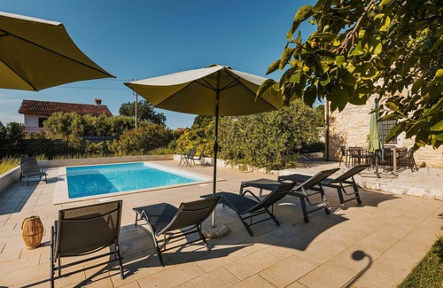 Kastel Casa | Encantadora villa con piscina y entretenimiento al aire libre para hasta 6 huéspedes